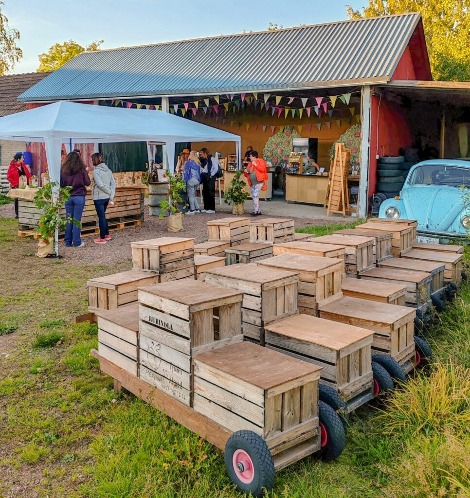 Vanhoista omenalaatikoista tehtyjä picnic-vaunuja rivissä.